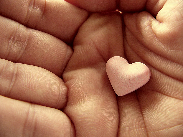 Hand mit kleinem Steinherz
