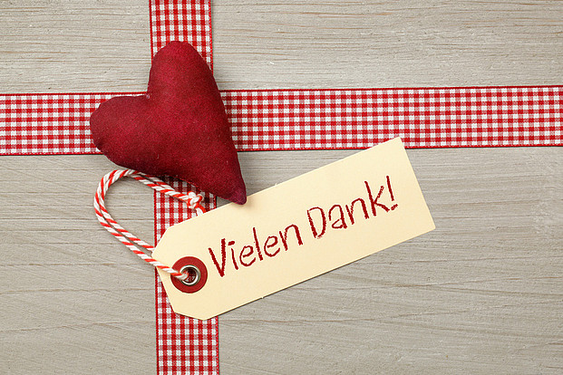 rotes Filzherz auf Geschenk