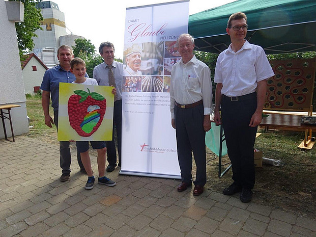 Bild: Unterzeichnung der Projektvereinbarung; v.l.n.r.: Jugendreferent Robert Werner Dr. Polifke, Zweiter Vorsitzender des KGR Gerhard Rauscher, Vorstand Bischof-Moser-Stiftung Pfarrer Stadlbauer Unterzeichnung der Projektvereinbarung