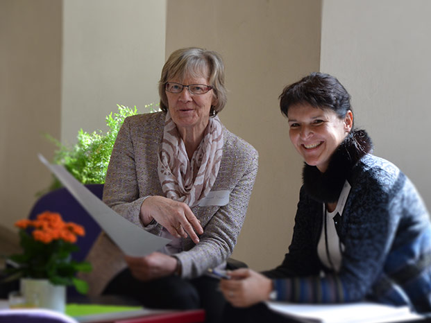 links Frau Irmgard Maier, rechts Frau Karin Heckmann