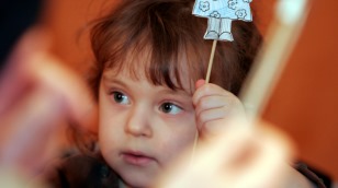 Portrait Kind mit gebasteltem Engel